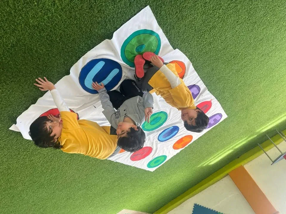 Estudiantes de 4° Medio realizan actividad lúdica sobre las vocales para niños de Kinder